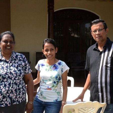 Gondolas Holiday Lanka Ragama Buitenkant foto