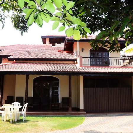 Gondolas Holiday Lanka Ragama Buitenkant foto